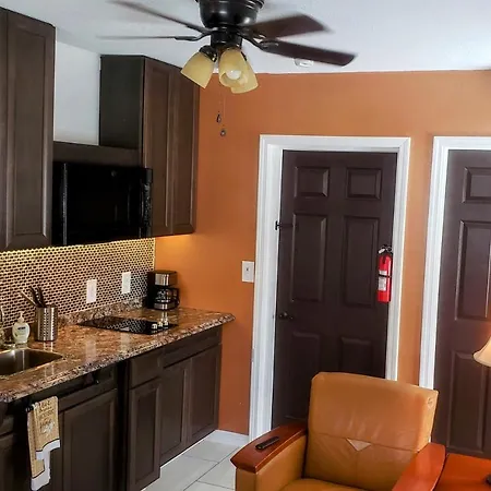 Stylish Suite Tampa Minutes To Hard Rock Casino